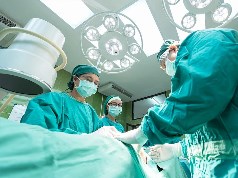 Équipe chirurgicale en salle d'opération - Centre de radiologie CIL Casablanca