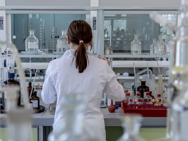 Technicienne de laboratoire effectuant des analyses - Centre CIL Casablanca