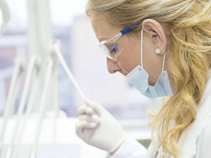 Professionnelle de santé utilisant un équipement médical - Centre CIL Casablanca