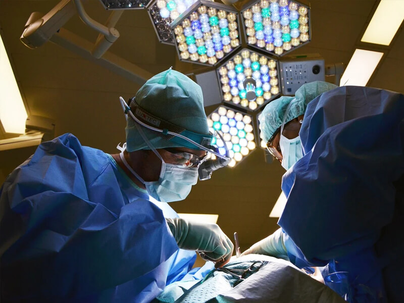 Équipe médicale en intervention chirurgicale - Centre CIL Casablanca
